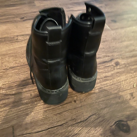 Use black boots not sure what the brand - Picture 2 of 3